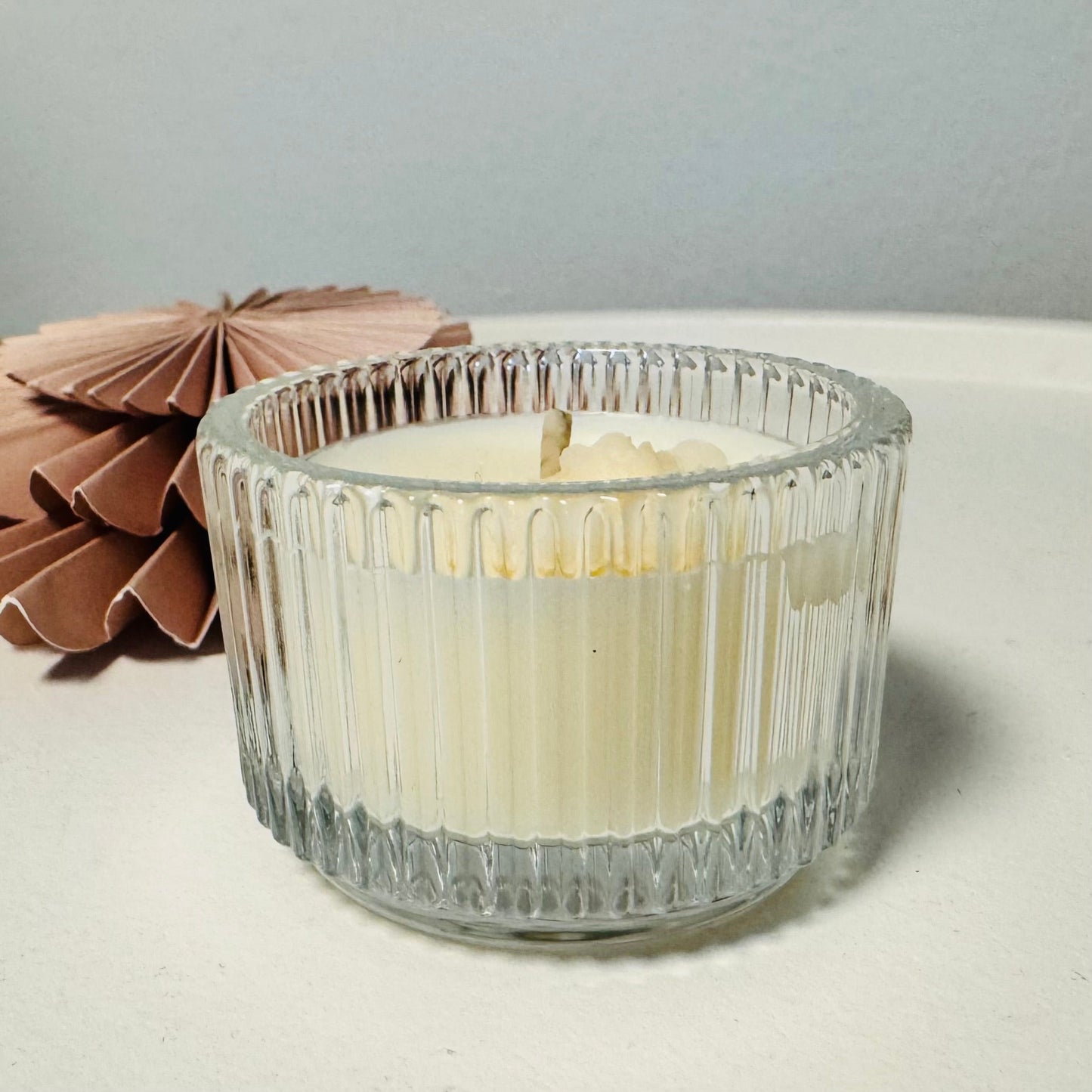 Elegantes Mini - Teelicht im Glas – Verziert mit handgefertigter Blüte