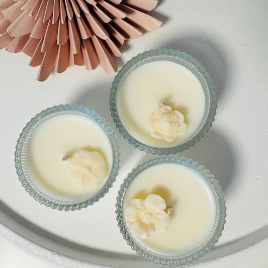 Elegantes Mini - Teelicht im Glas – Verziert mit handgefertigter Blüte