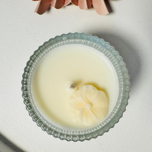 Elegantes Mini - Teelicht im Glas – Verziert mit handgefertigter Blüte