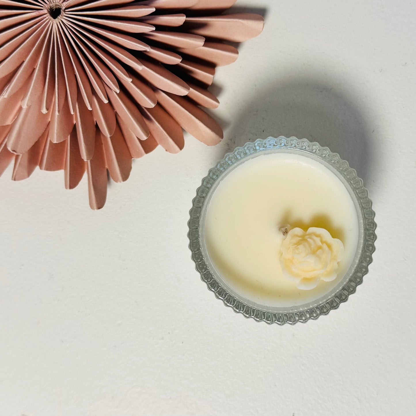 Elegantes Mini - Teelicht im Glas – Verziert mit handgefertigter Blüte