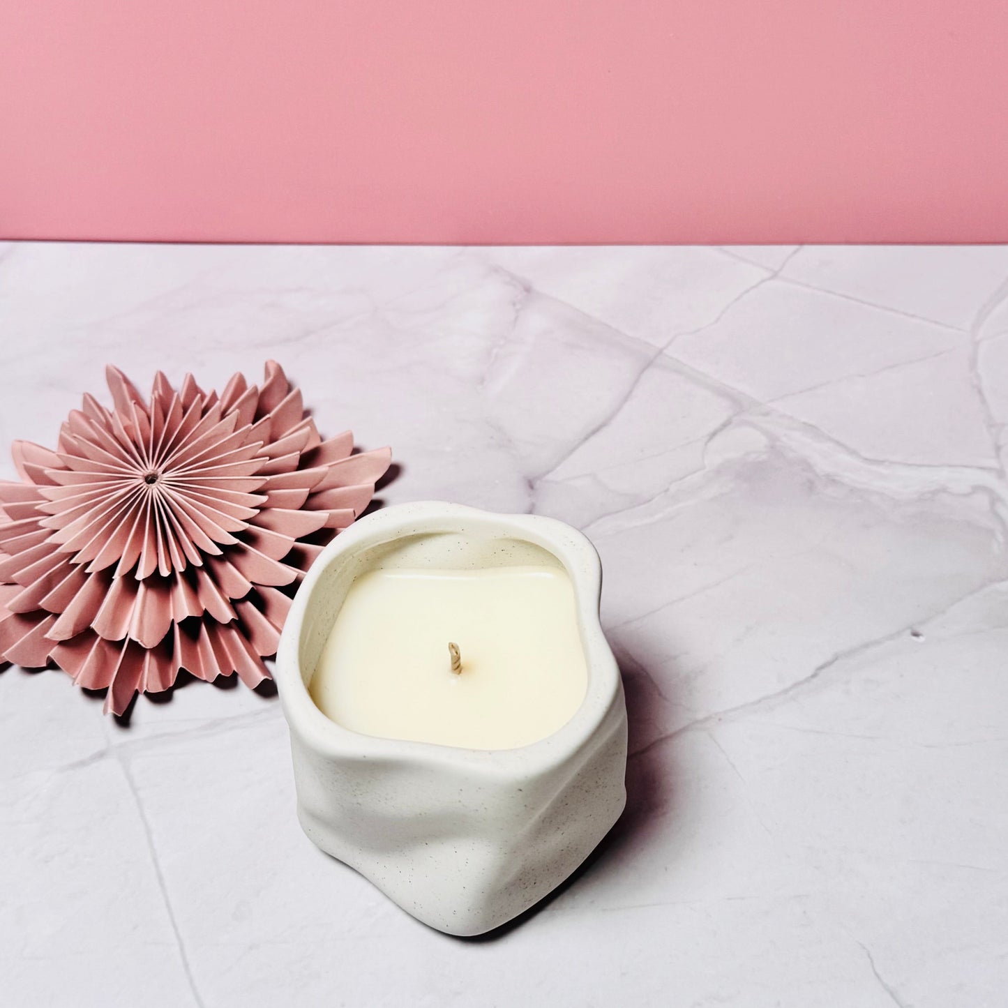 Handgemachte Duftkerze in weißem KeramikgefäßCeris
