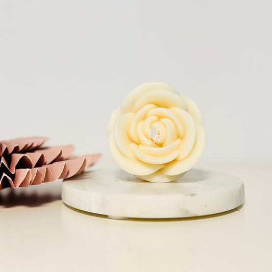 Handgemachte Mini Rosenblüten - Kerze aus hochwertigem Rapswachs