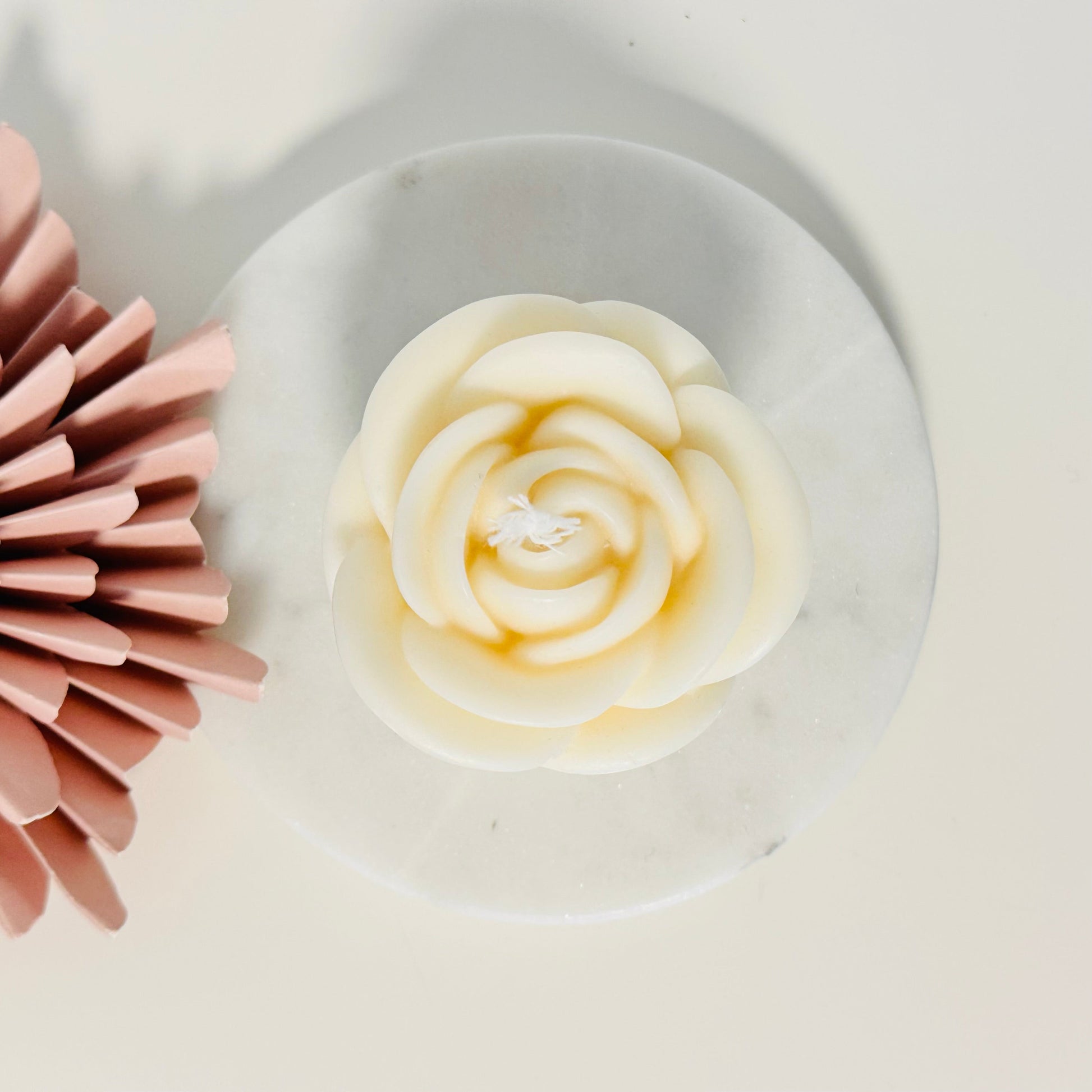 Handgemachte Mini Rosenblüten - Kerze aus hochwertigem Rapswachs