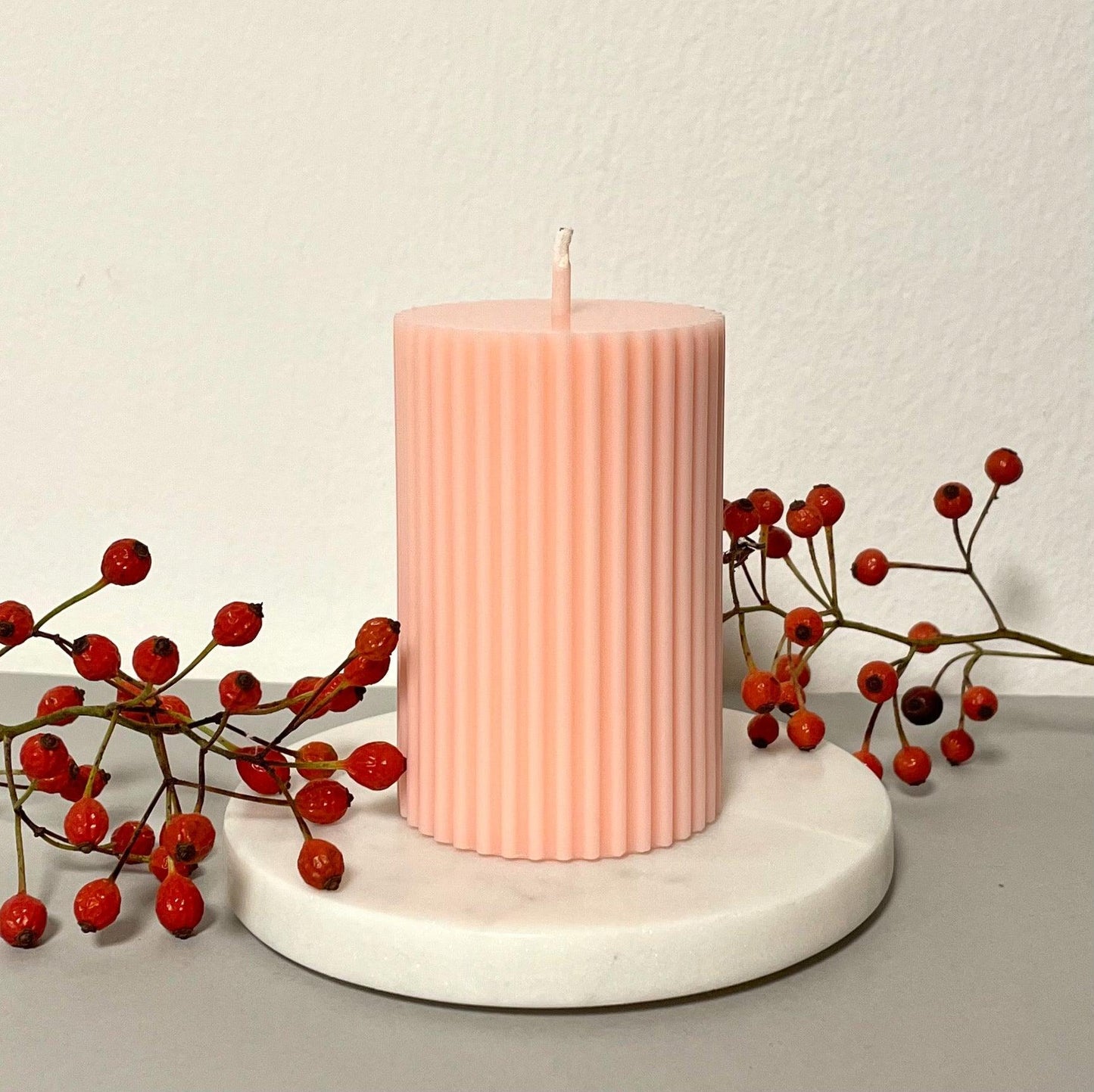 Handgemachte gerillte Stumpenkerze aus RapswachsCeris