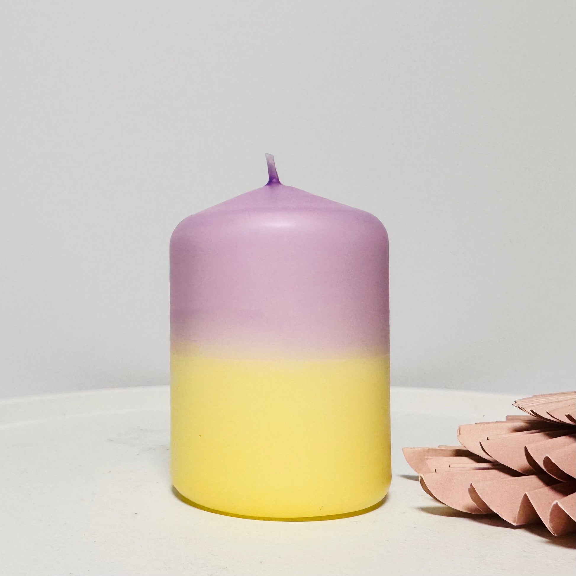 Handgefärbte Dip Dye Stumpenkerze | hellgelb & fliederCeris
