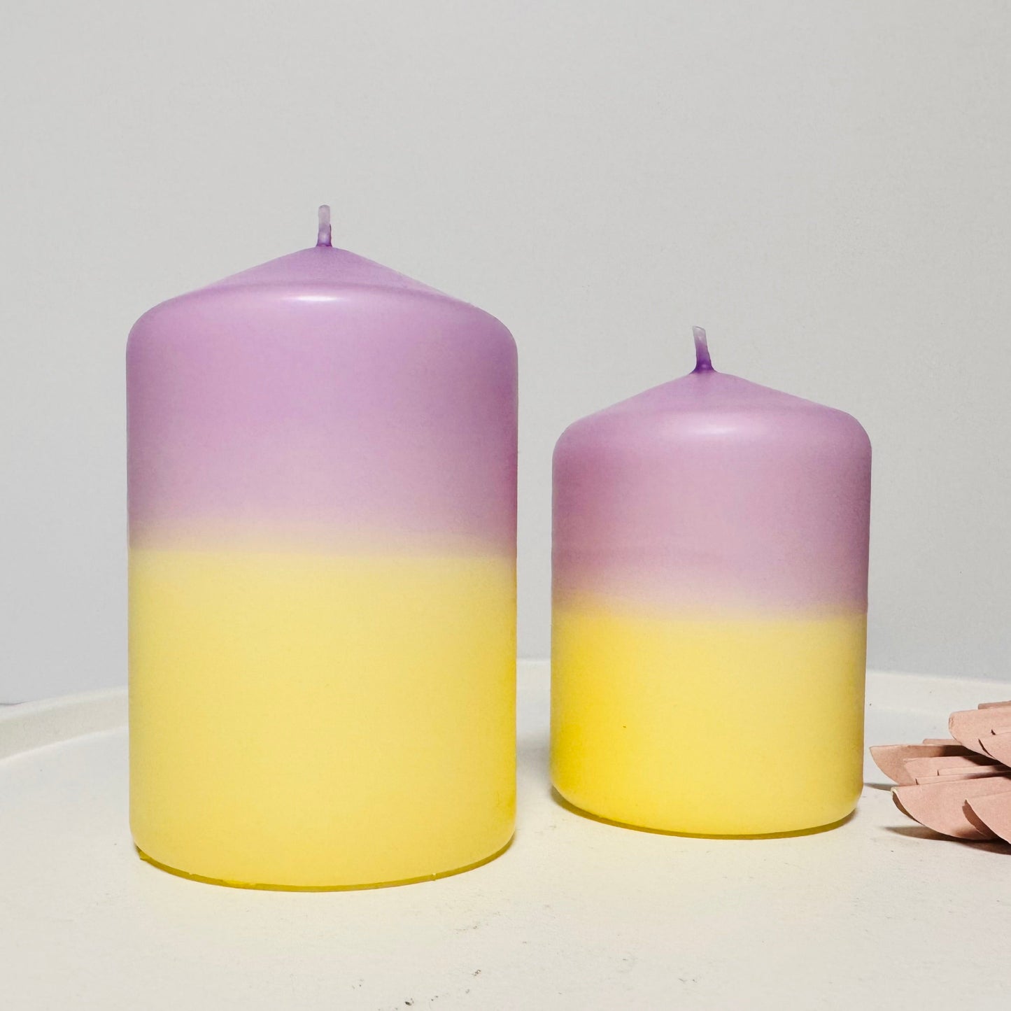 Handgefärbte Dip Dye Stumpenkerze | hellgelb & fliederCeris
