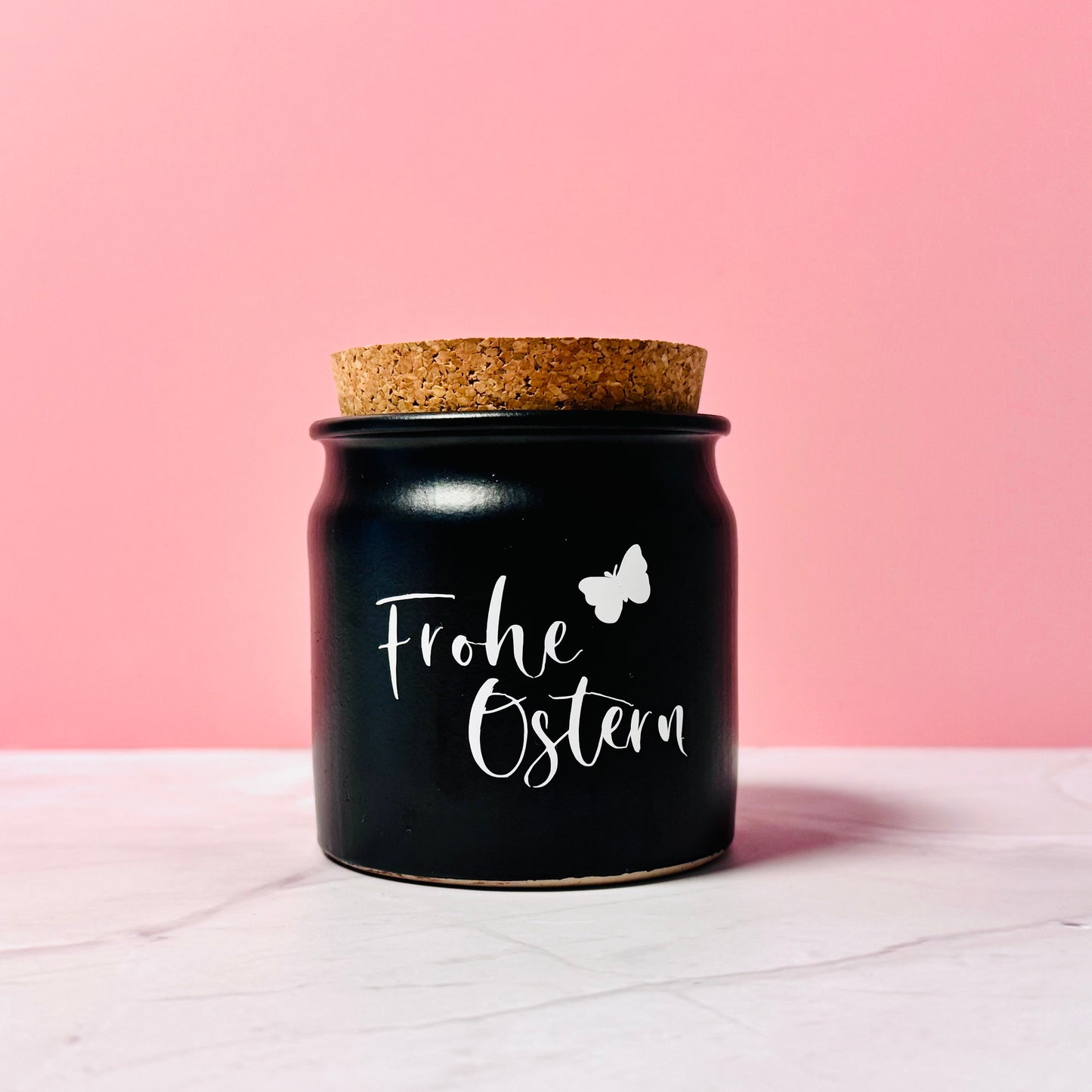 Handgemachte Duftkerze "Frohe Ostern" in schwarzem Tontopf mit KorkdeckelCeris
