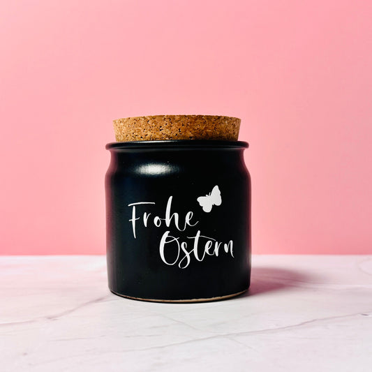 Handgemachte Duftkerze "Frohe Ostern" in schwarzem Tontopf mit KorkdeckelCeris