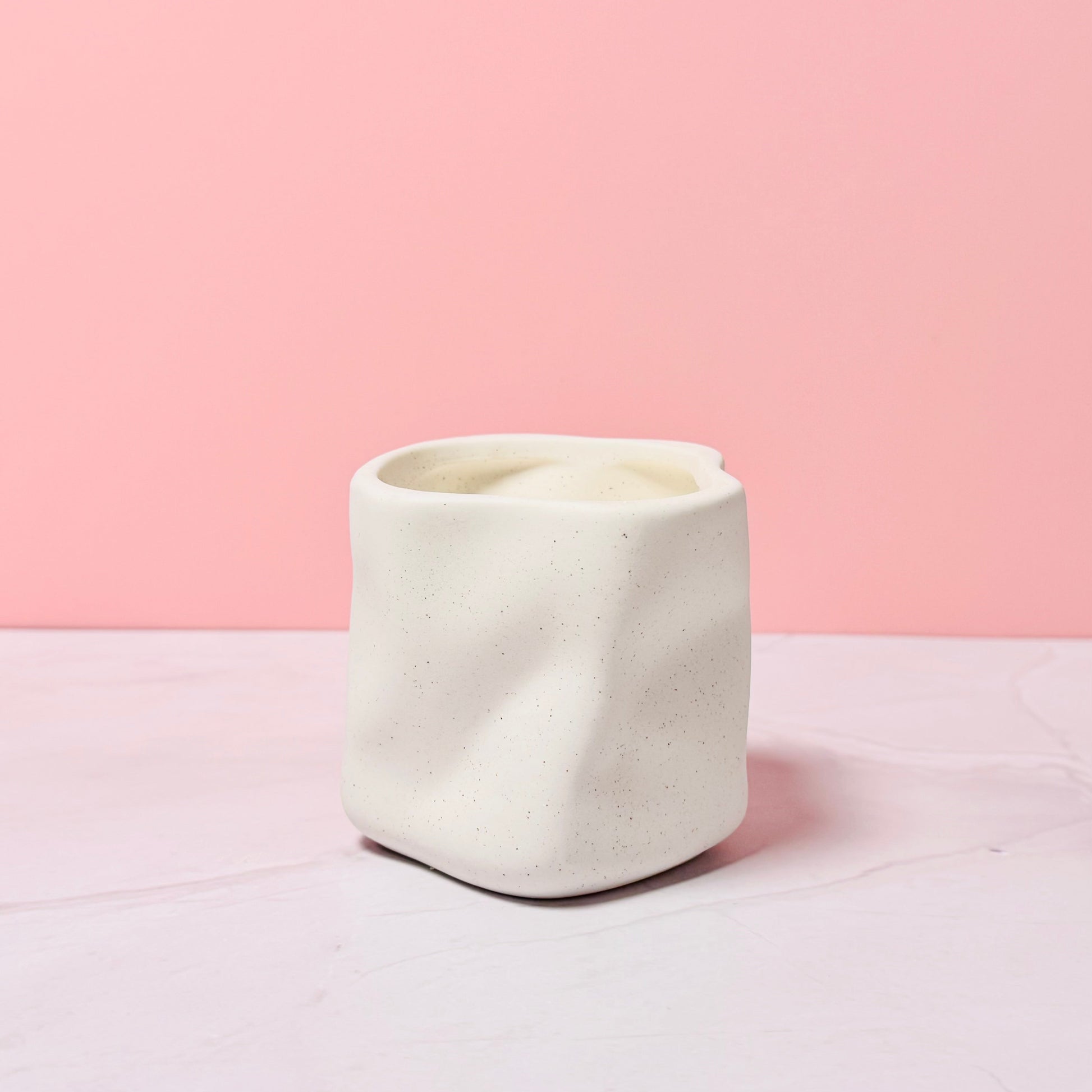 Handgemachte Duftkerze in weißem KeramikgefäßCeris