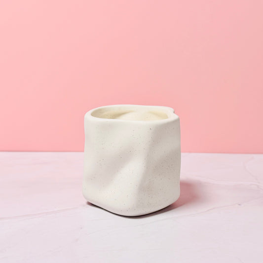 Handgemachte Duftkerze in weißem KeramikgefäßCeris