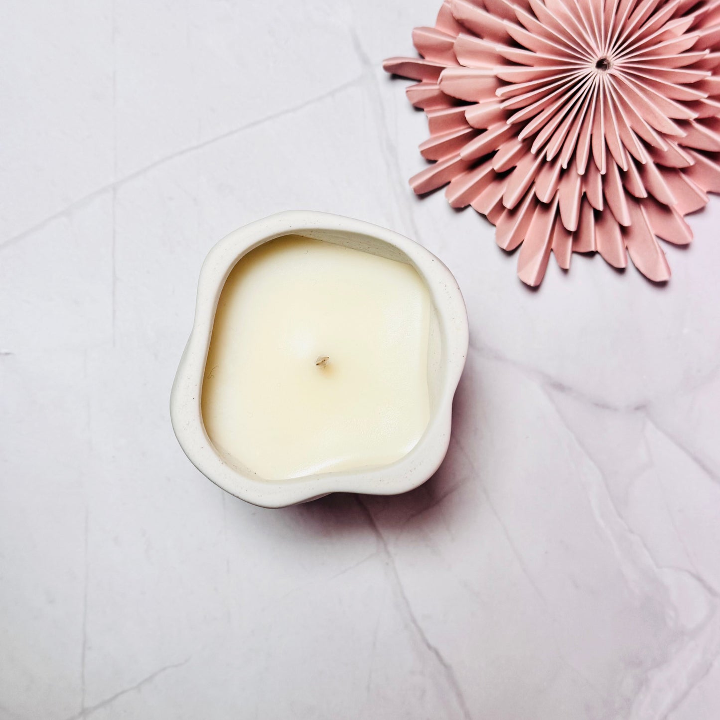 Handgemachte Duftkerze in weißem KeramikgefäßCeris
