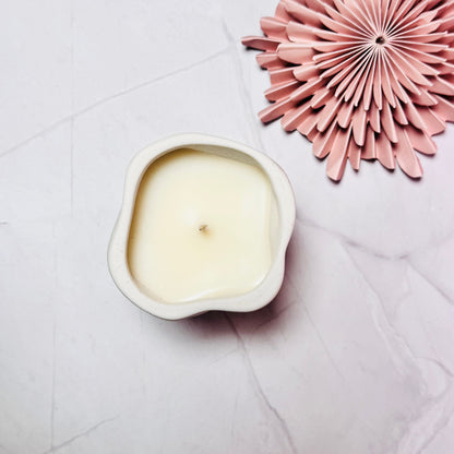Handgemachte Duftkerze in weißem KeramikgefäßCeris