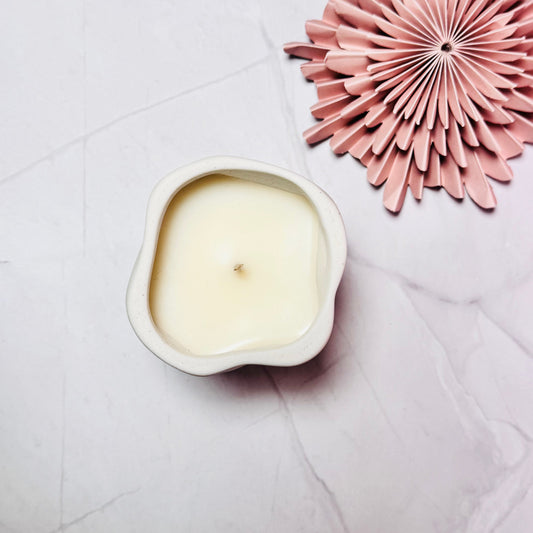 Handgemachte Duftkerze in weißem KeramikgefäßCeris