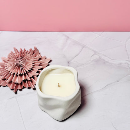 Handgemachte Duftkerze in weißem KeramikgefäßCeris