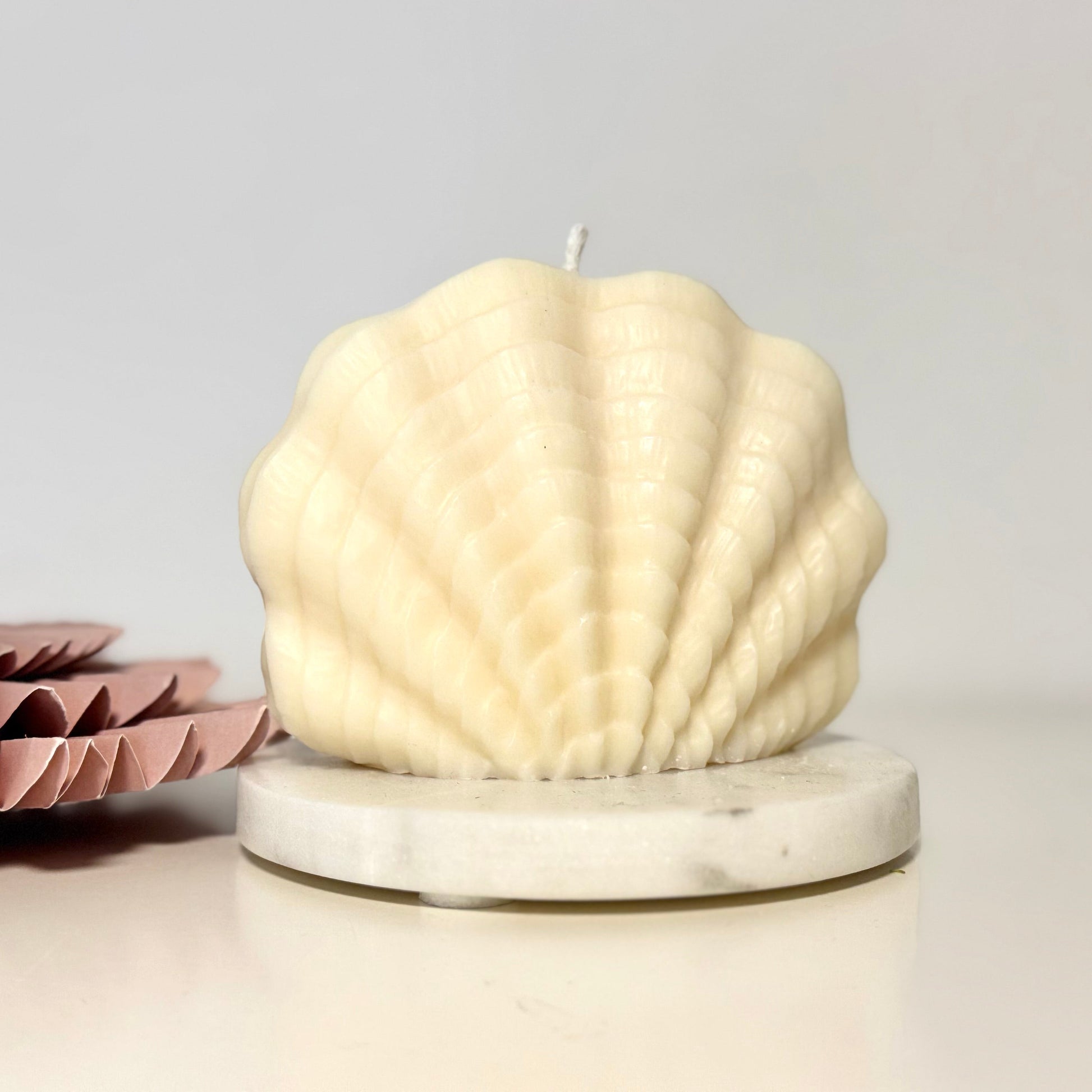 Handgemachte Kerze in Muschelform aus hochwertigem Rapswachs