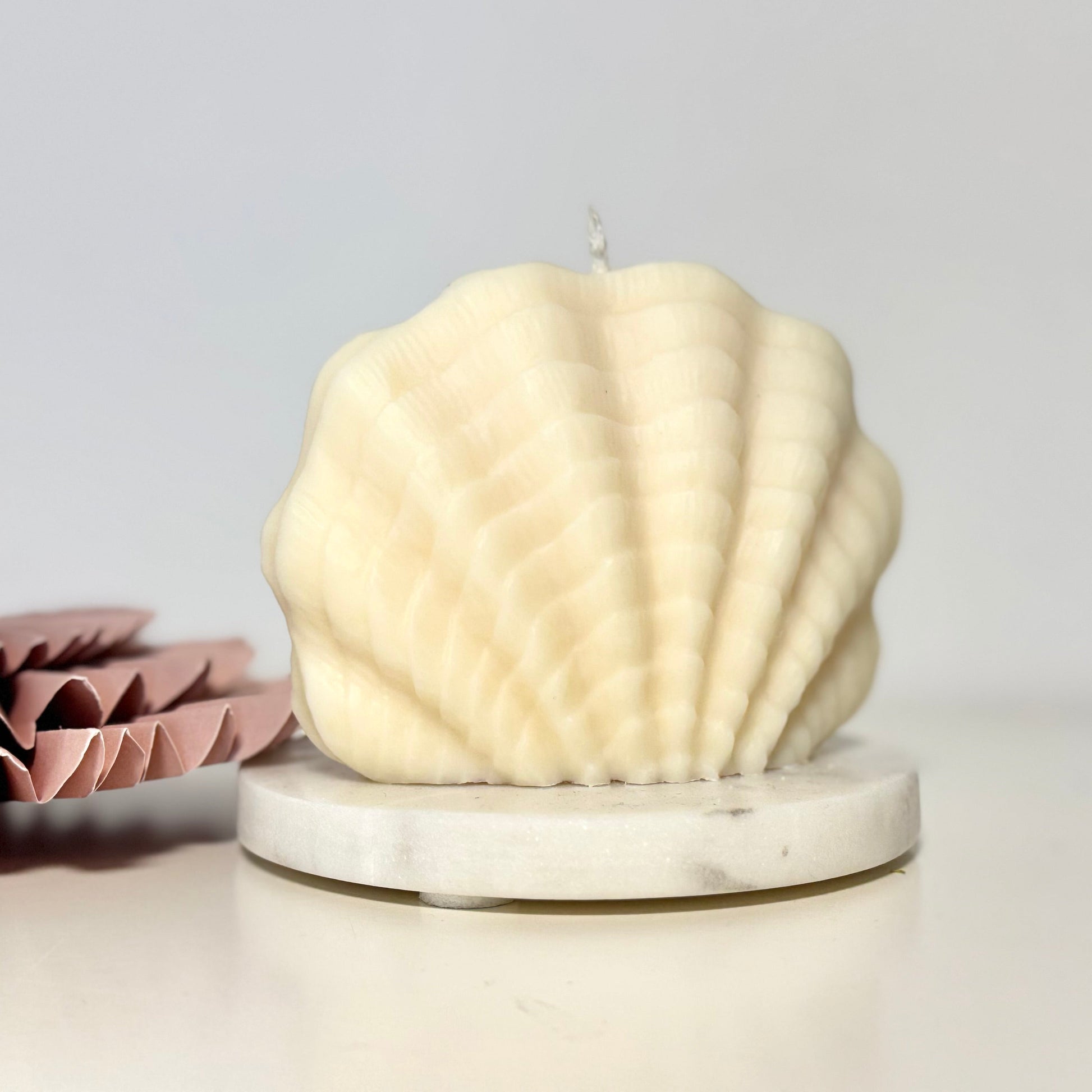 Handgemachte Kerze in Muschelform aus hochwertigem Rapswachs
