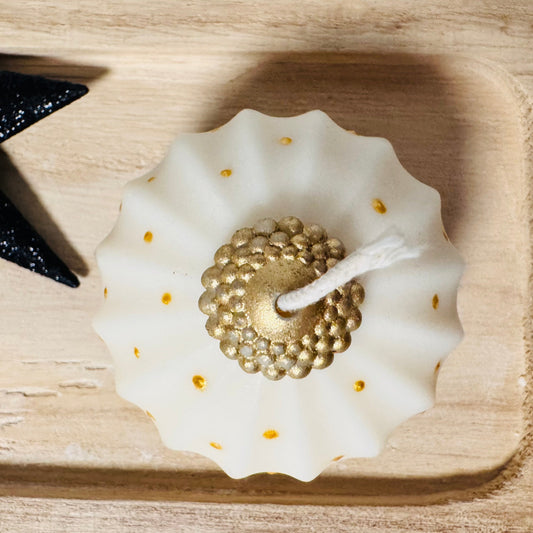 Handgemachte Weihnachtskugel Kerze aus RapswachsCeris