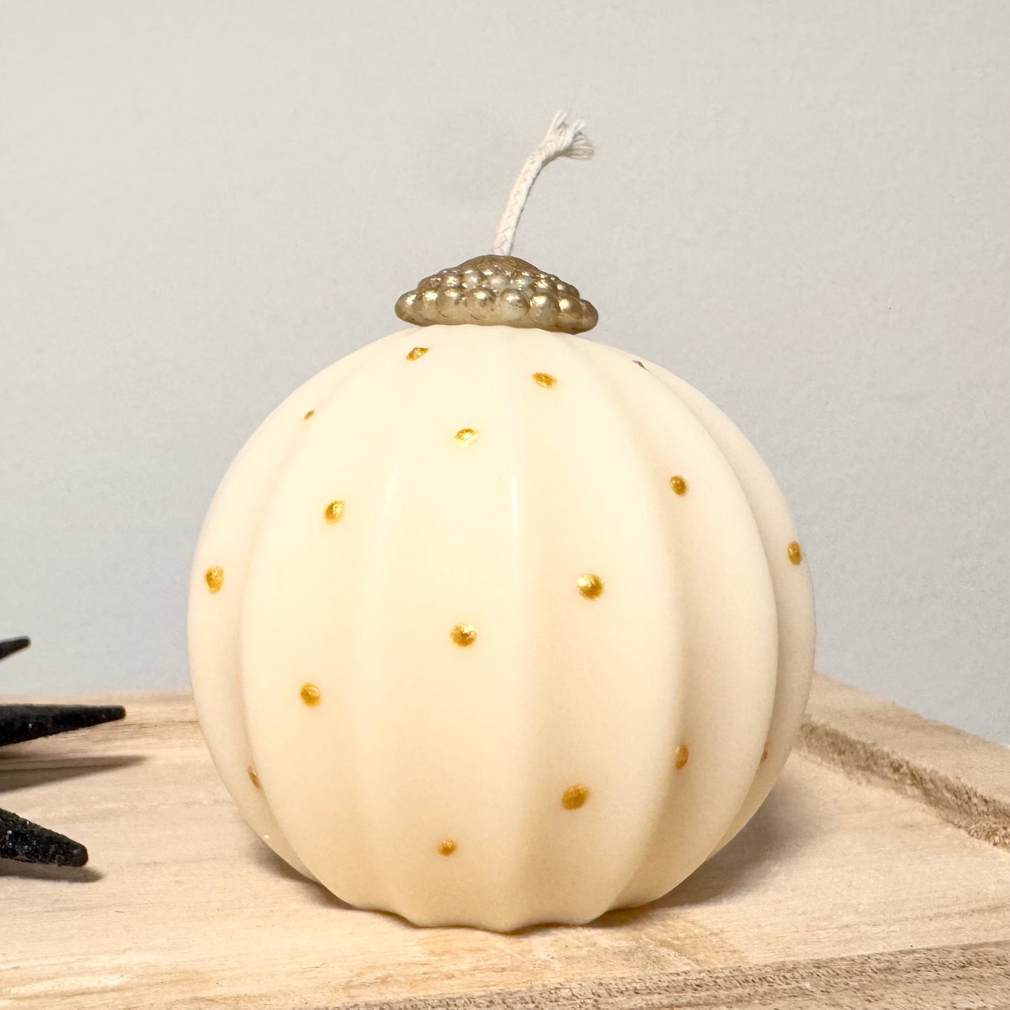 Handgemachte Weihnachtskugel Kerze aus RapswachsCeris