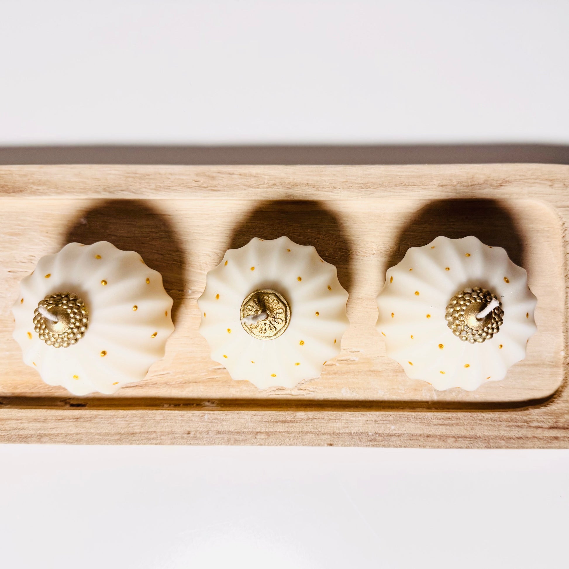 Handgemachte Weihnachtskugel Kerze aus RapswachsCeris