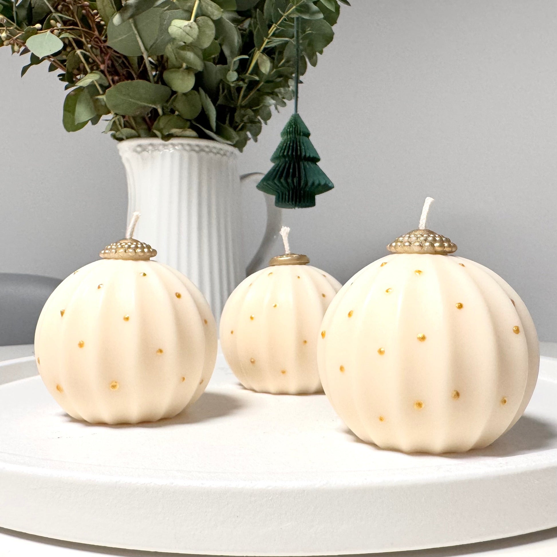 Handgemachte Weihnachtskugel Kerze aus RapswachsCeris