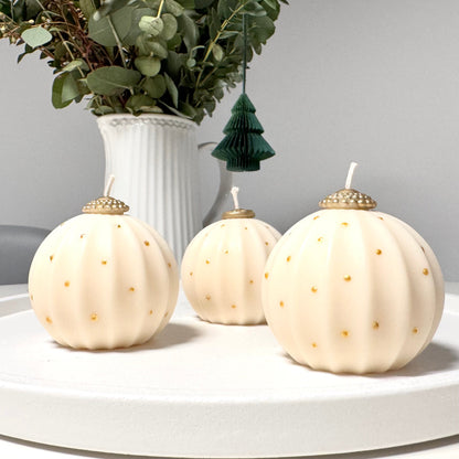 Handgemachte Weihnachtskugel Kerze aus RapswachsCeris