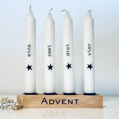 Handgefertigter Kerzenständer aus Holz mit Adventskerzen