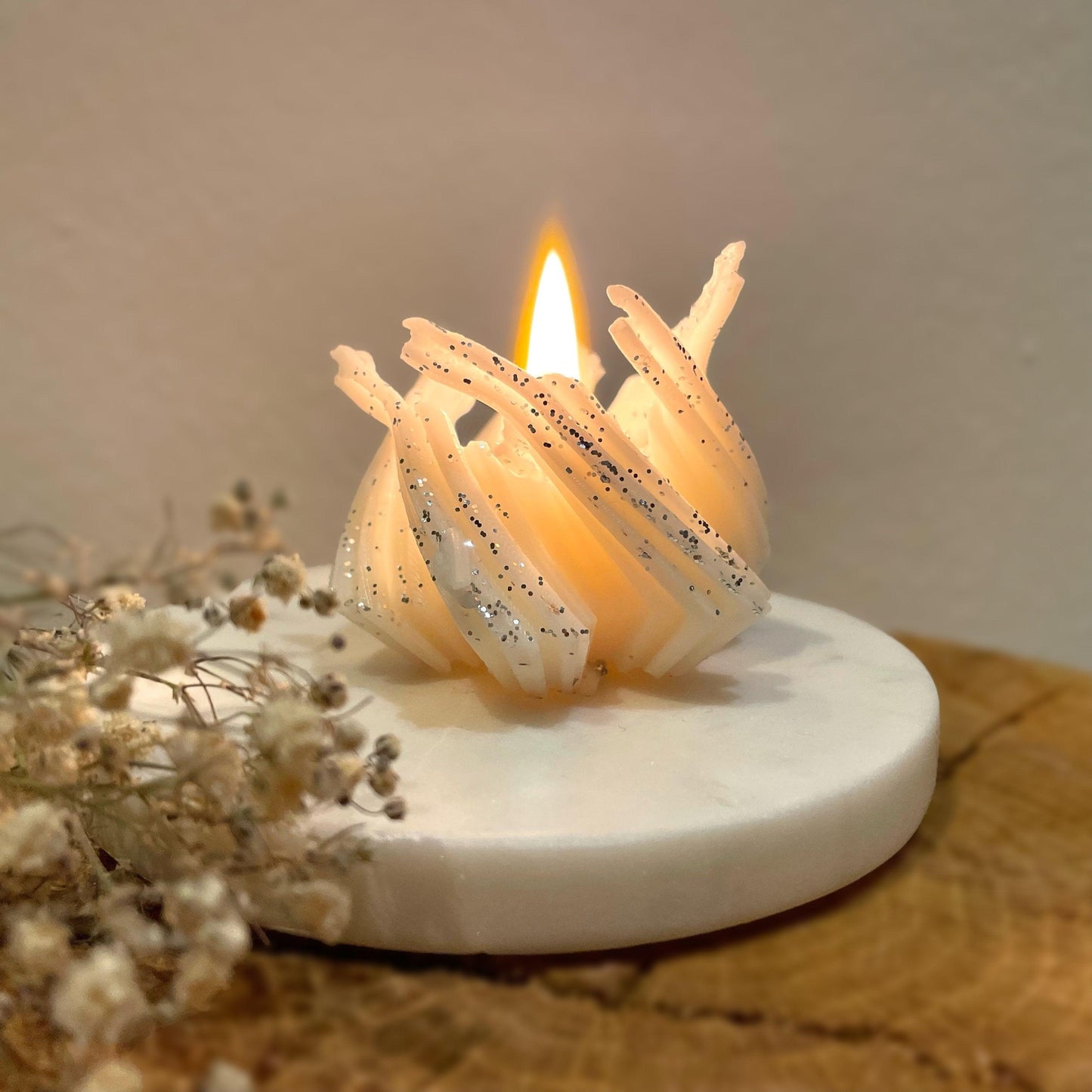 Handgemachte Twisted Candle aus Rapswachs mit Glitter