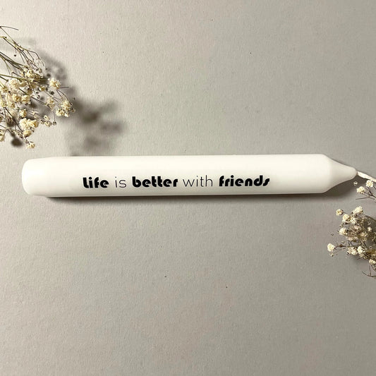 Weiße Spruchkerze "Life is better with friends"